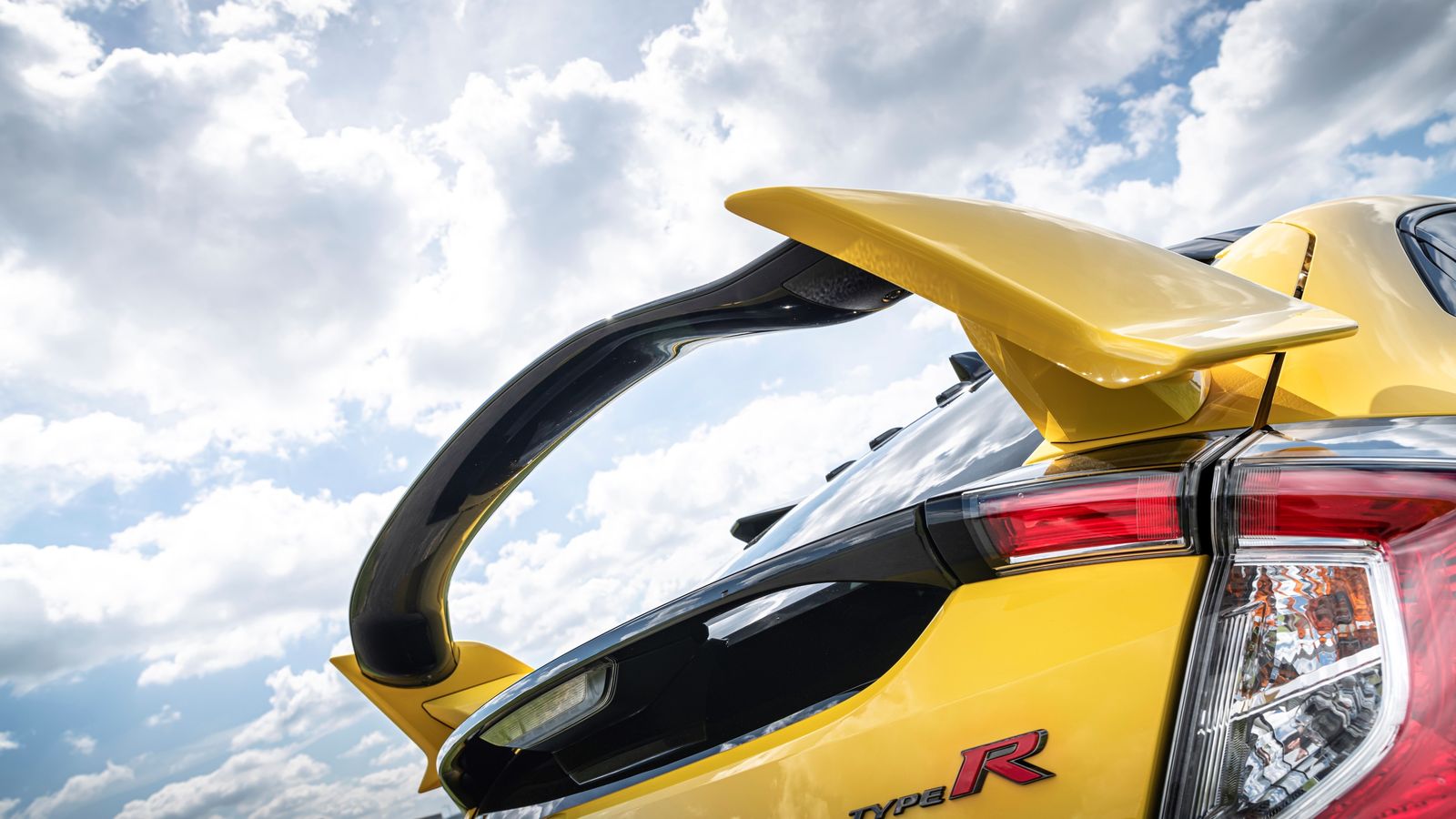 Desde cualquier punto de vista el Civic Type R es todo un espectáculo. Hay pocos compactos deportivos más completos que este Honda.