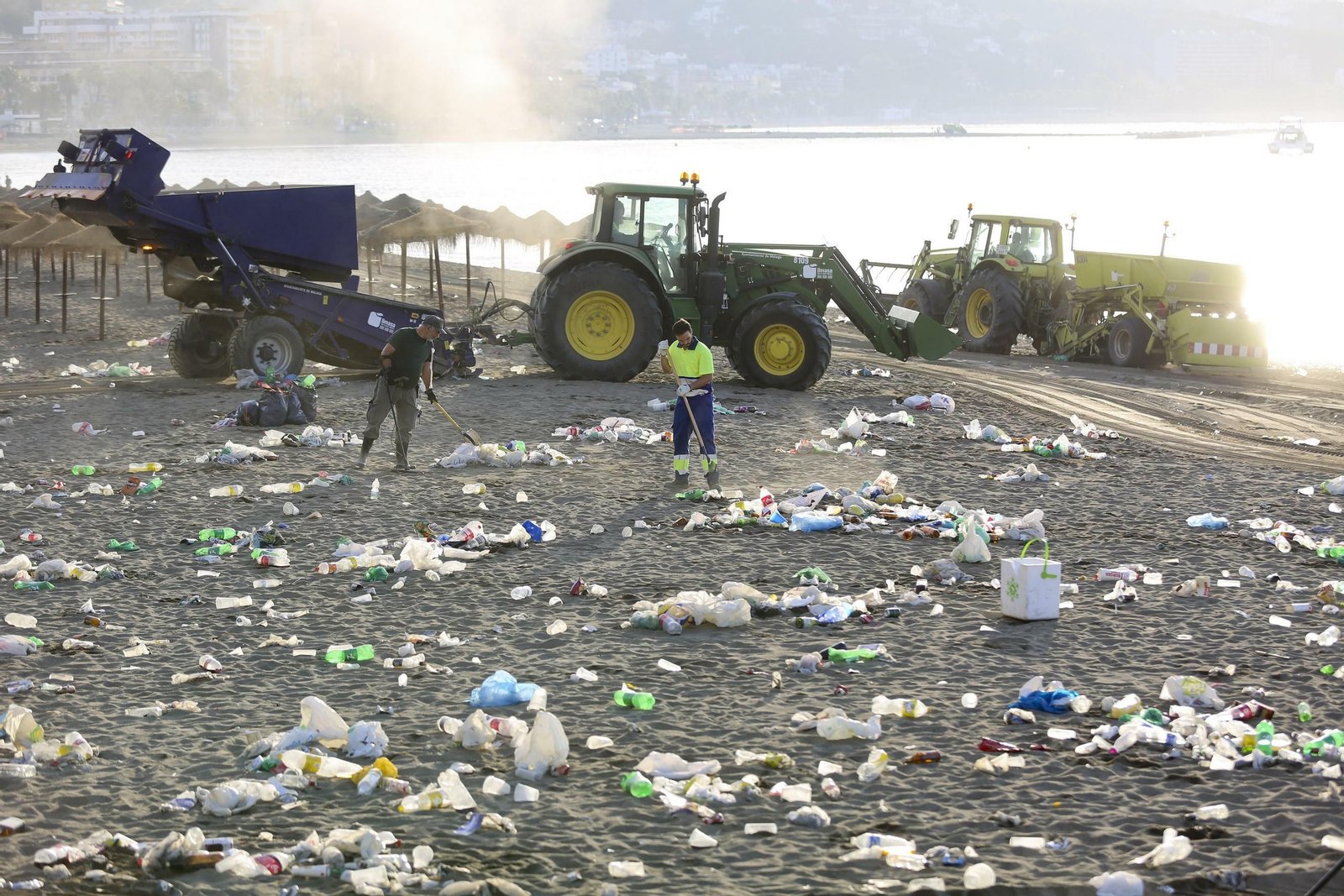 Las fotos de la basura en las playas de Málaga tras San Juan