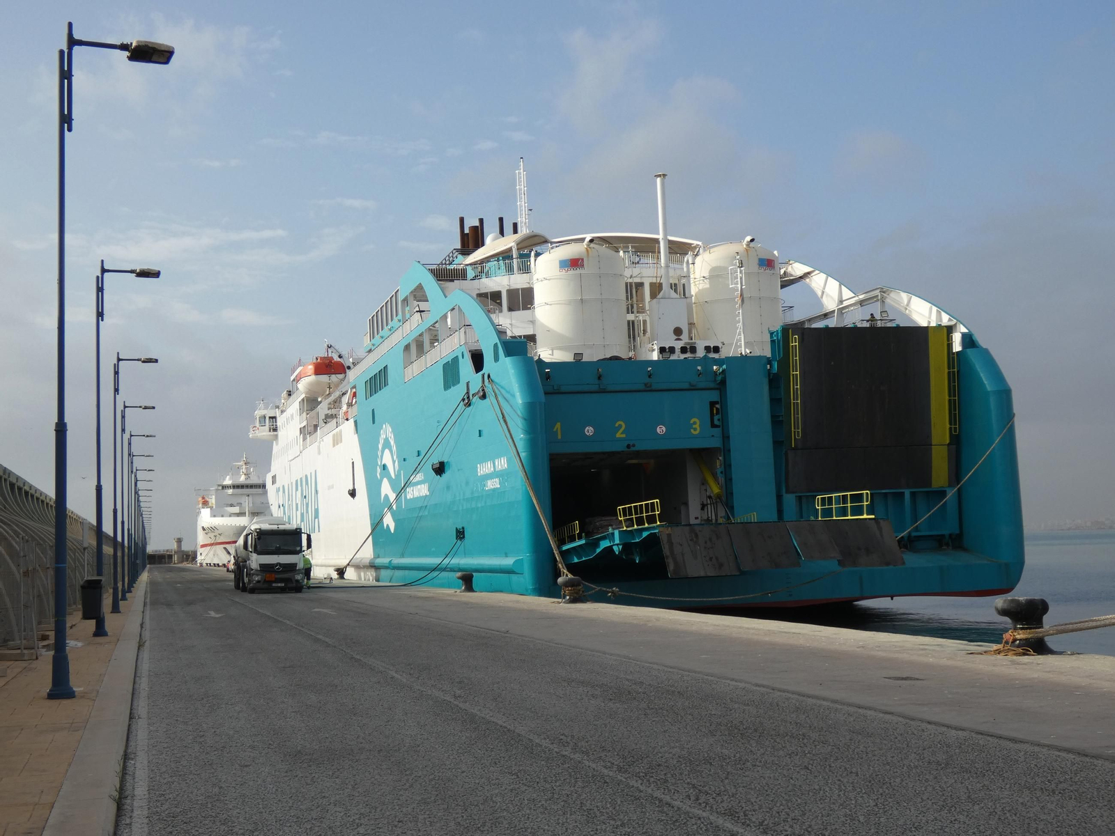 Ferris ‘Bahama Mama’ y ‘Juan J. Sister’ atracados en el muelle de levante realizando labores de mantenimiento.