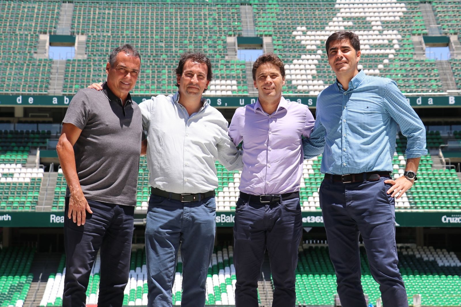 Rubi, entre José Miguel López y Ángel Haro, y junto a Alexis, ayer en el Villamarín.