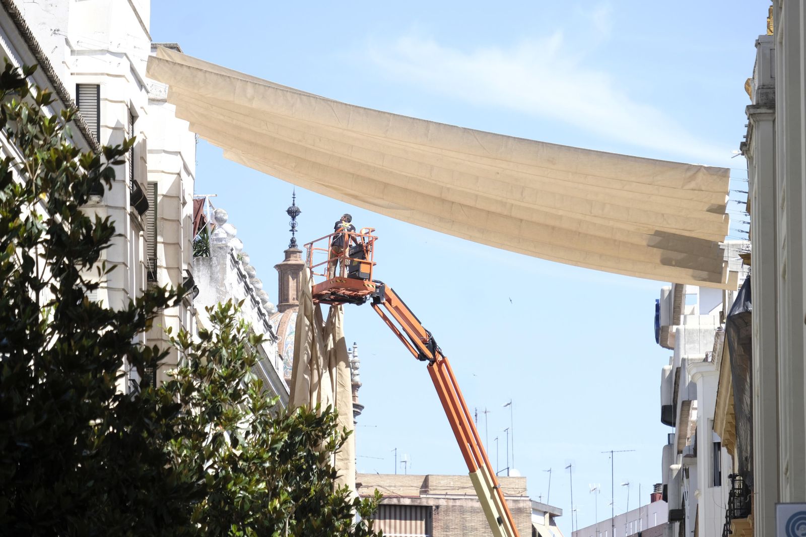 Instalación de toldos en la calle Cruz Conde.