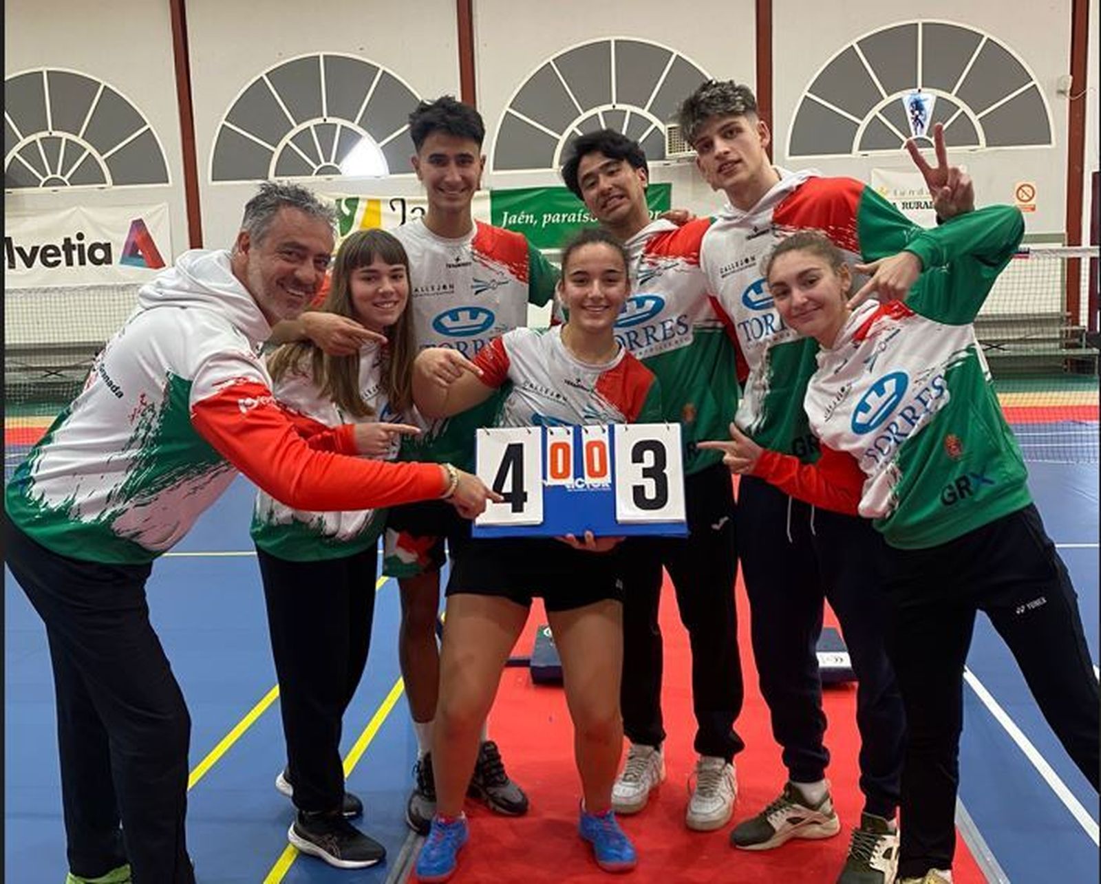 El cuadro granadino celebró su permanencia.