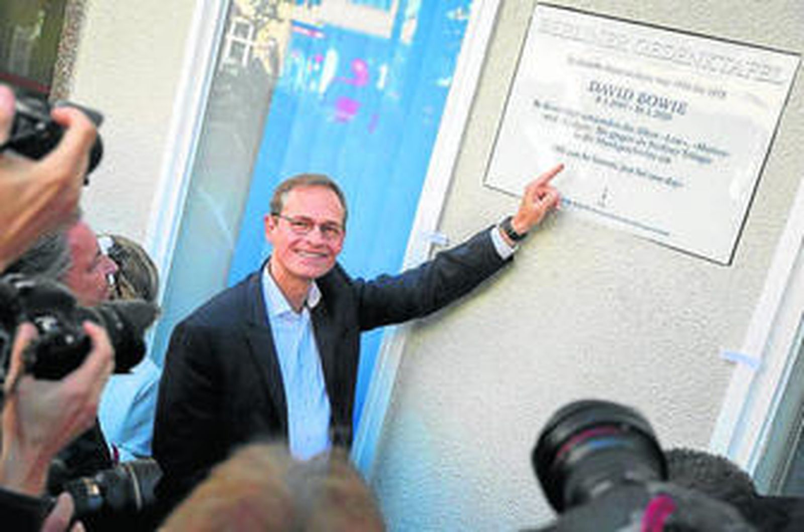 El alcalde de Berlín señala la placa colocada en la calle Hauptstrasse.
