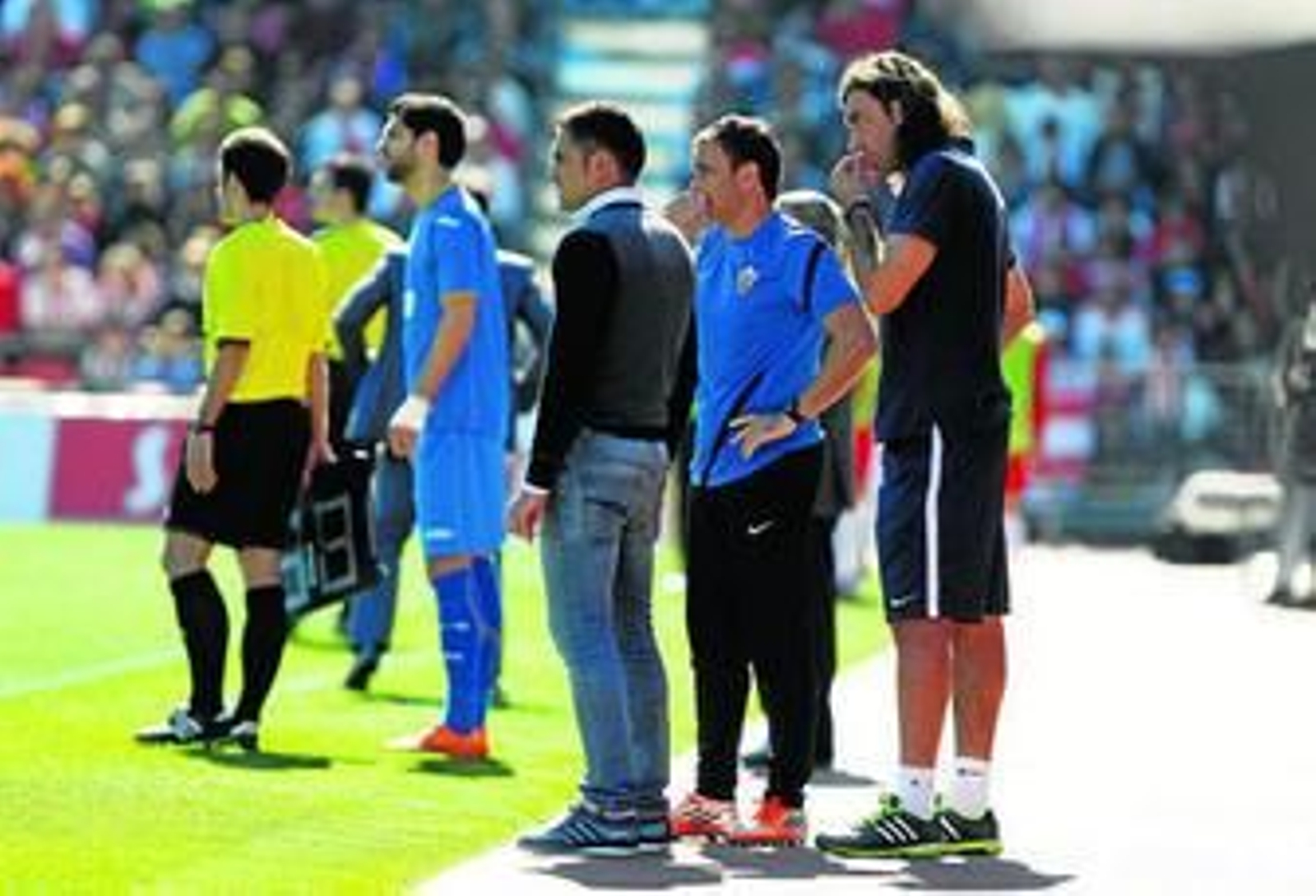 Francisco consulta con Jaime, su segundo, y Javi Reyes, el preparador físico, una incdidencia del partido.