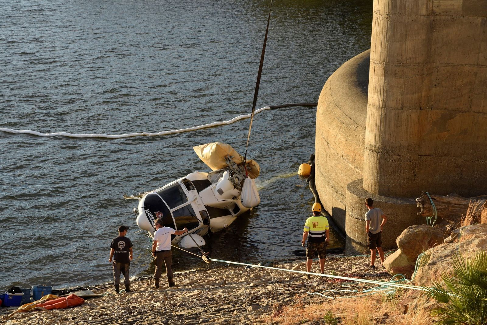 Helicóptero hundido en el pantano de Guadarranque. La aeronave realizaba trabajos de mantenimiento y extracción de agua en el embalse, tras el accidente piloto y copiloto llamaron al 112 para comunicar que habían salido a salvo del agua.