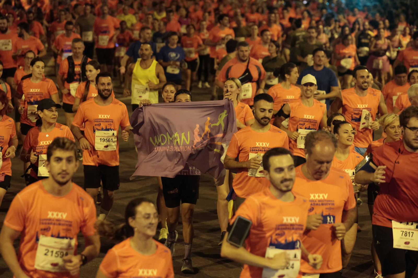 Búscate en las fotos de la Carrera Nocturna (III)