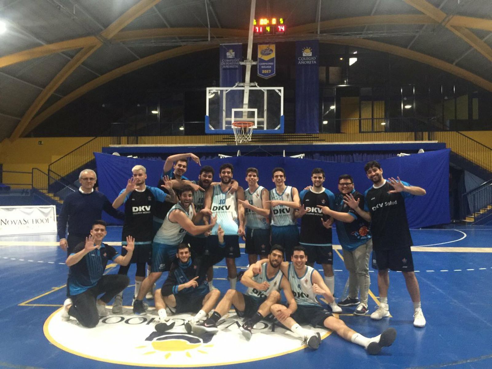 Los isleños celebran tras el partido que ya llevan 10 victorias en la fase de permanencia.
