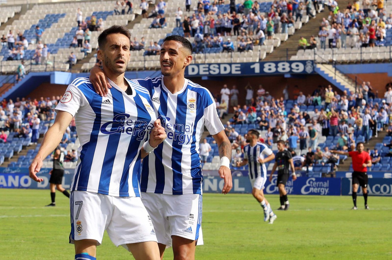 Iago Díaz y Dopi celebran un gol a El Ejido.