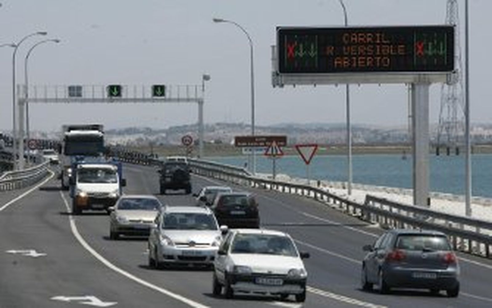 Abierto el carril reversible del puente Carranza