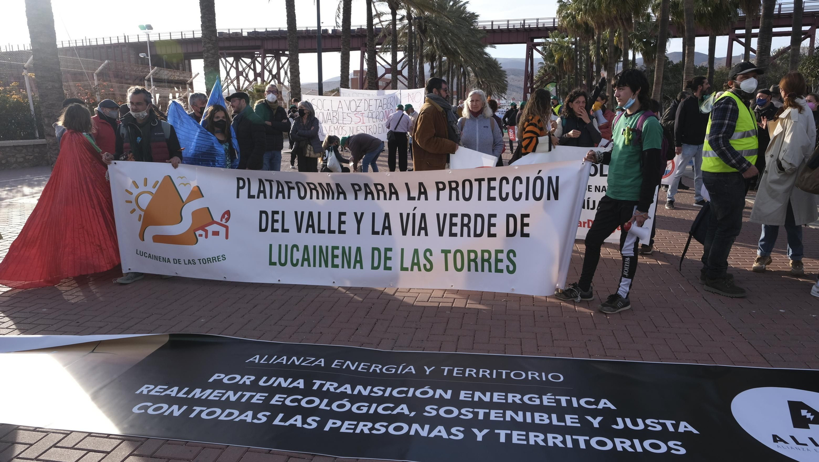 Fotogalería manifestación a favor de energías renovables ordenadas. Almería