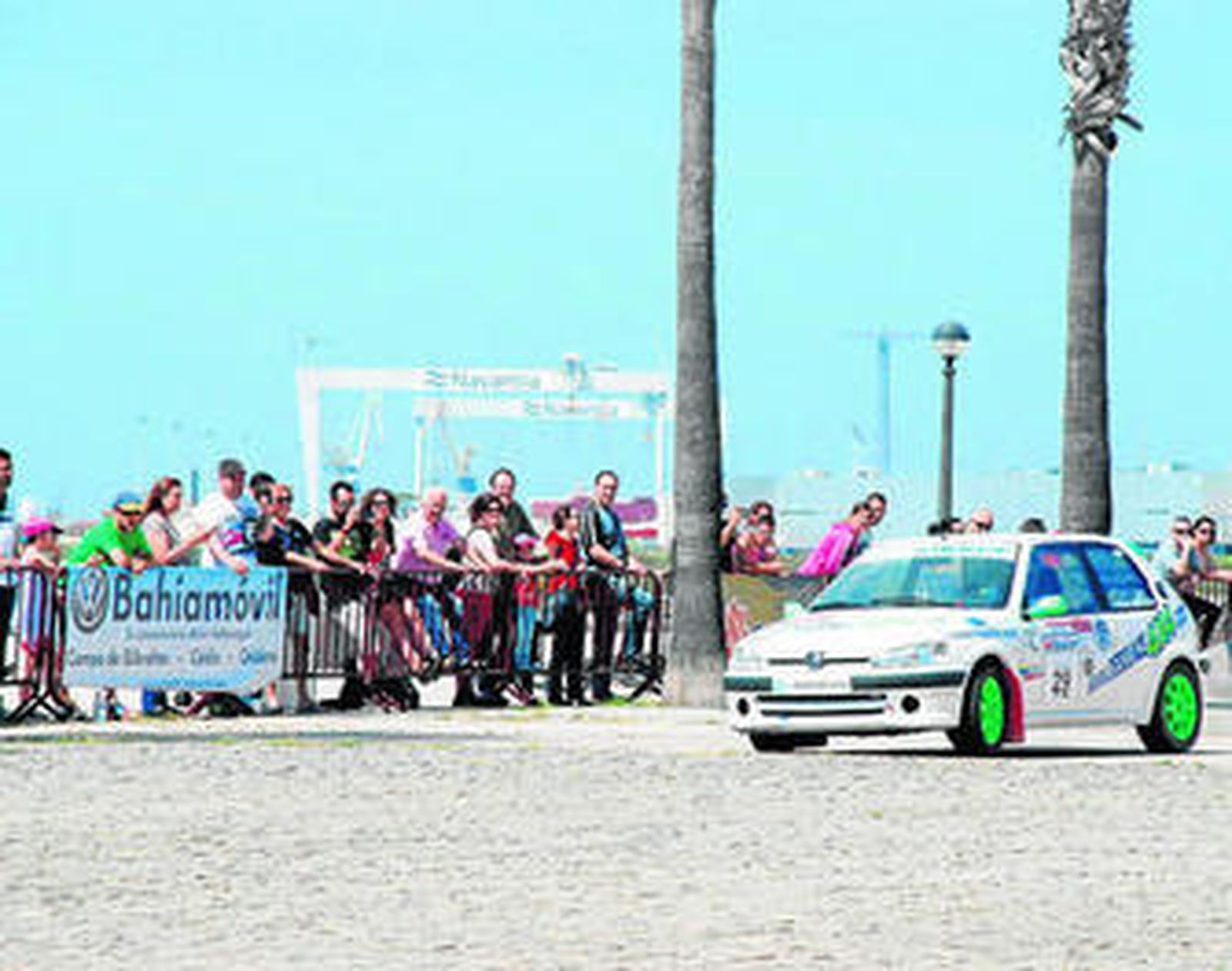 El sevillano Miguel Ángel Pozo, segundo con su Peugeot 106 Sport, durante una de las mangas.