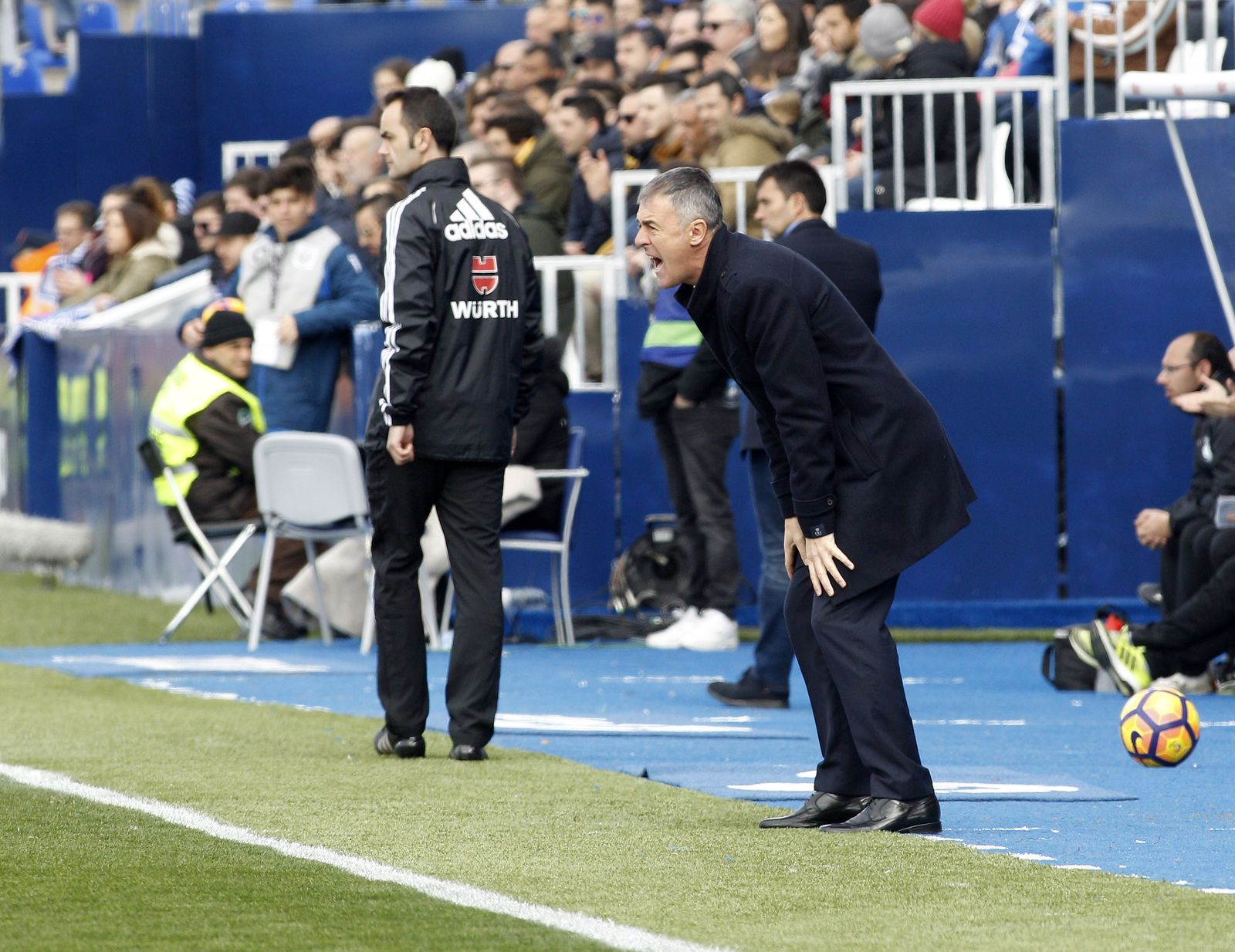 Lucas Alcaraz intenta hacer llegar instrucciones a sus jugadores desde la banda.