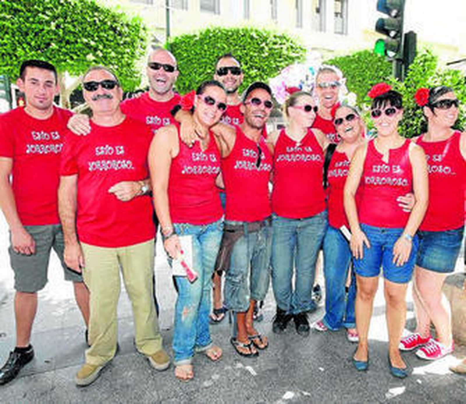 Un grupo muy numeroso de amigos se disponen a vivir la Feria con humor.