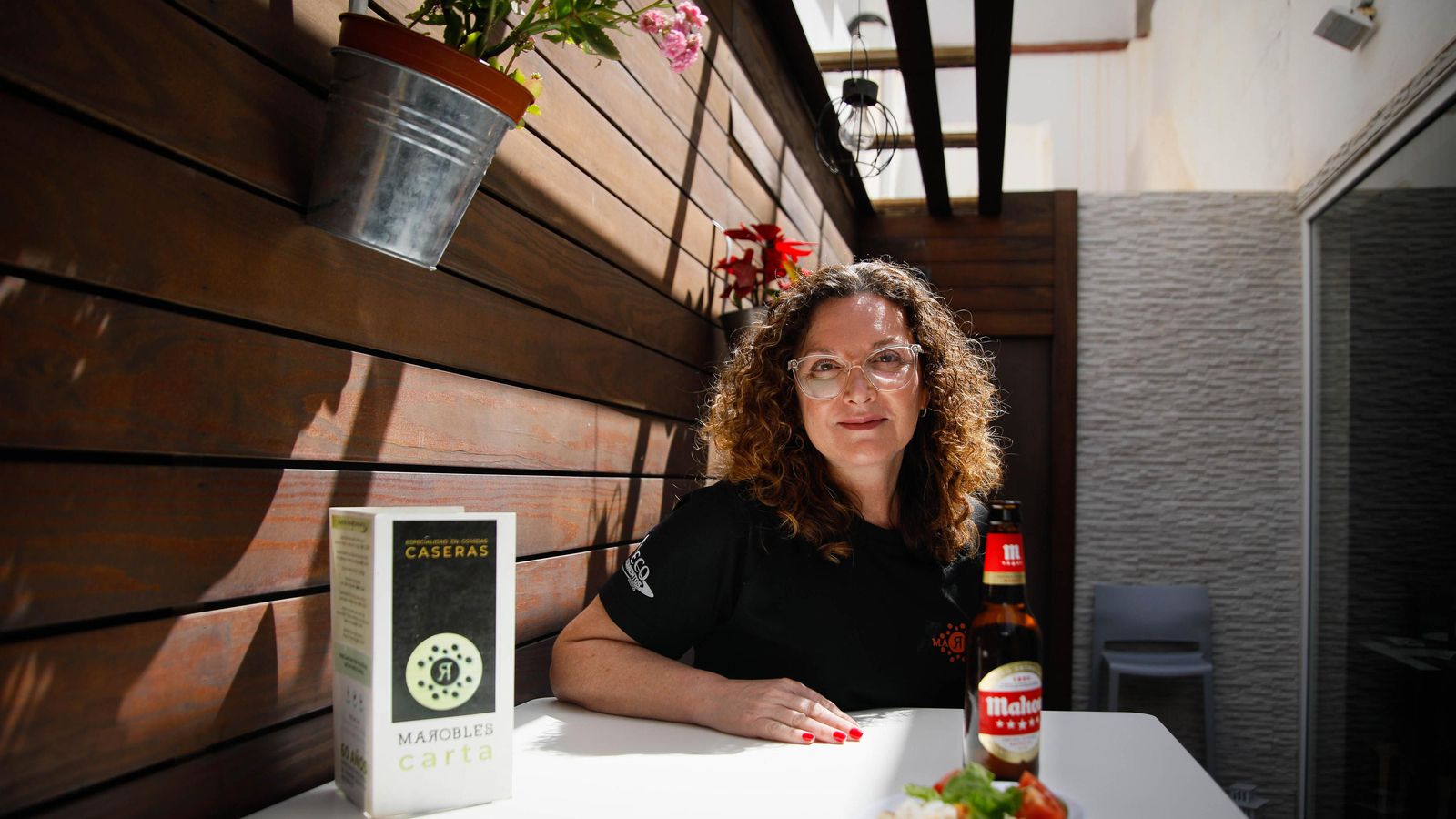 Mar en el patio de su bar.