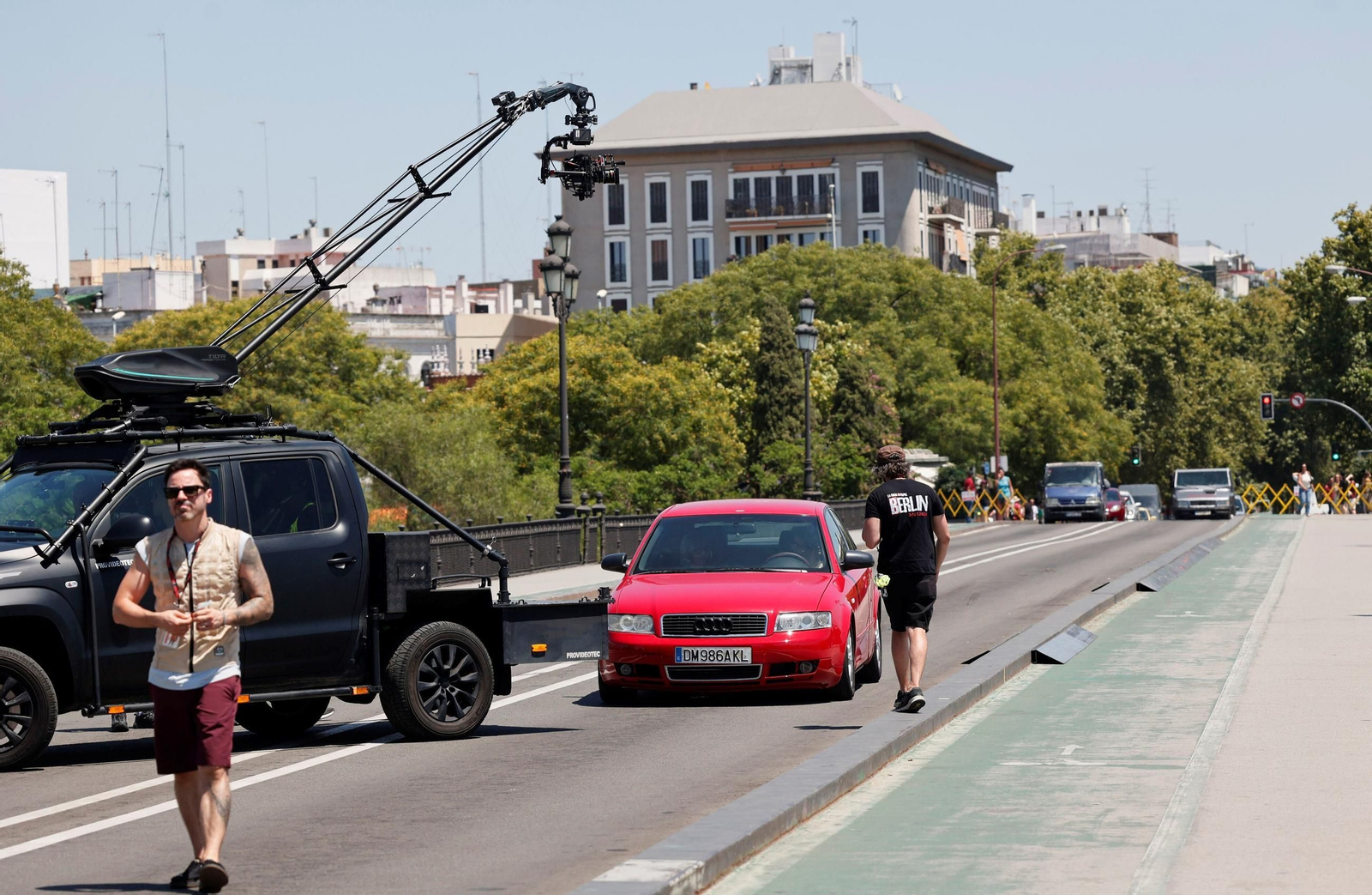 El rodaje de la serie Berlín en el Puente de Triana