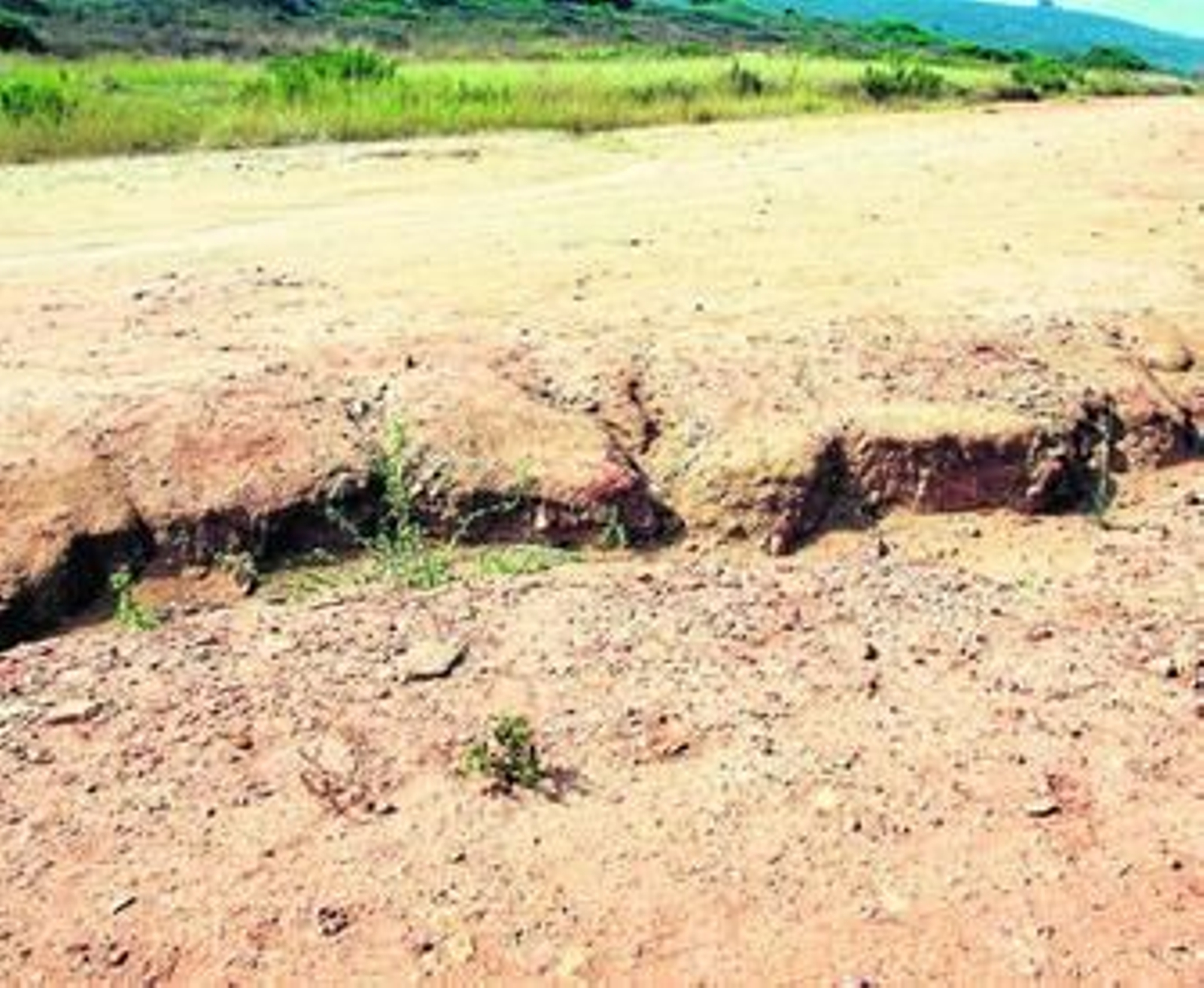 Imagen de una de las zanjas del camino de Santa Clara.