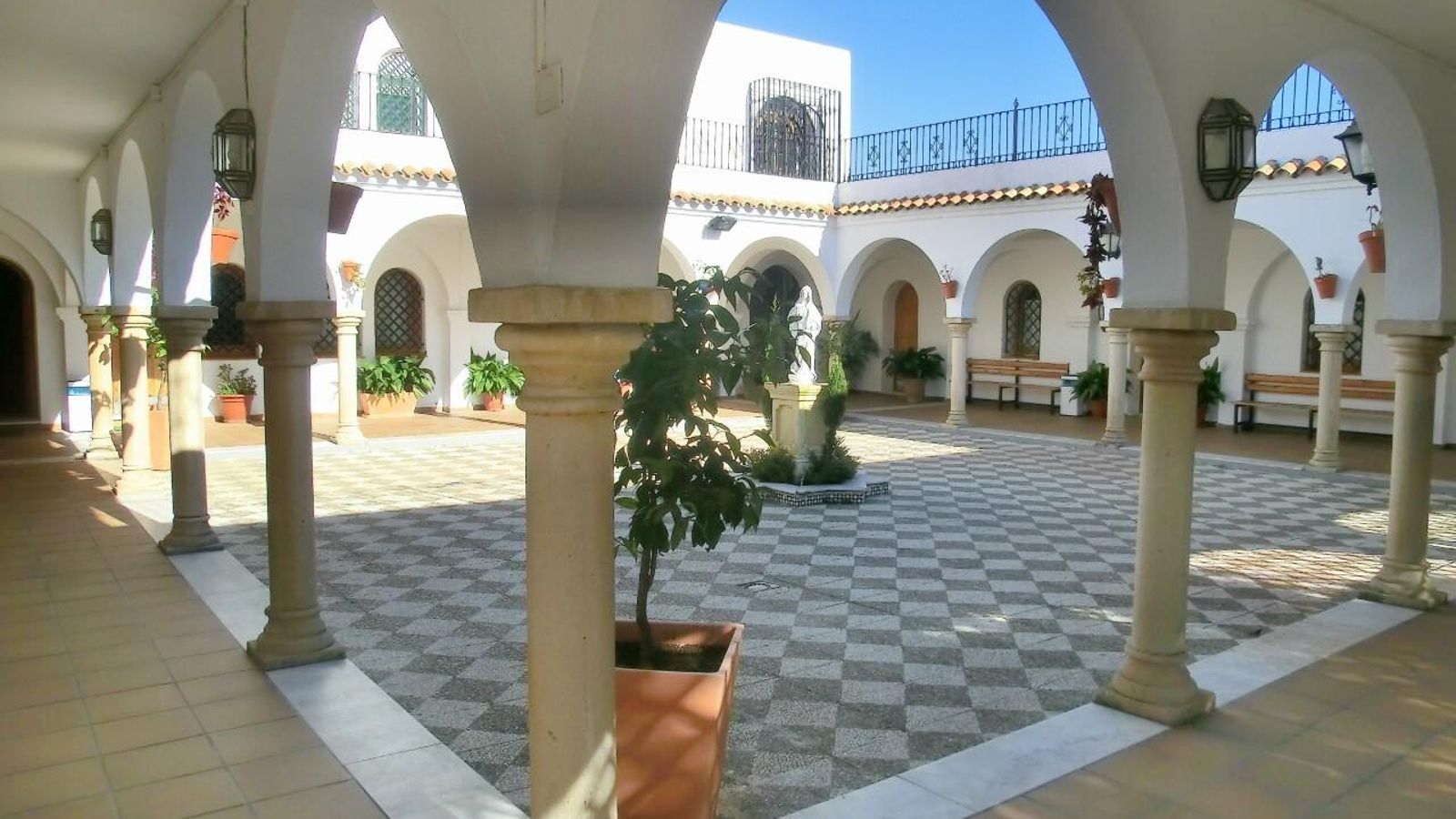 Patio a modo de claustro en la iglesia de San García Abad.