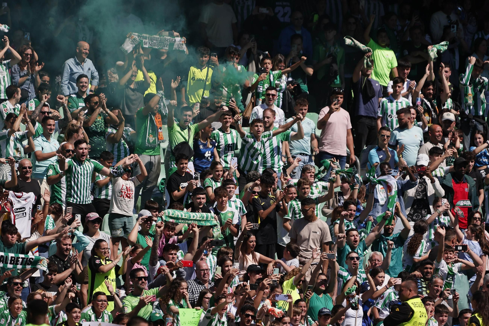 Las imágenes del gran ambiente en el entrenamiento del Betis