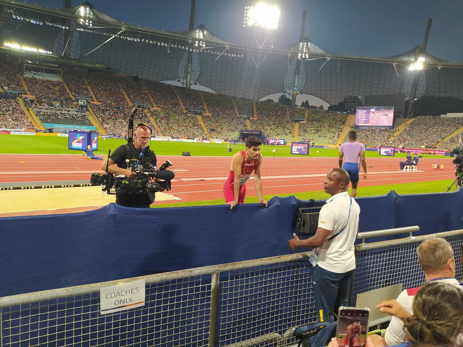 Héctor Santos consulta un monitor de televisión para ver uno de sus saltos en la final.
