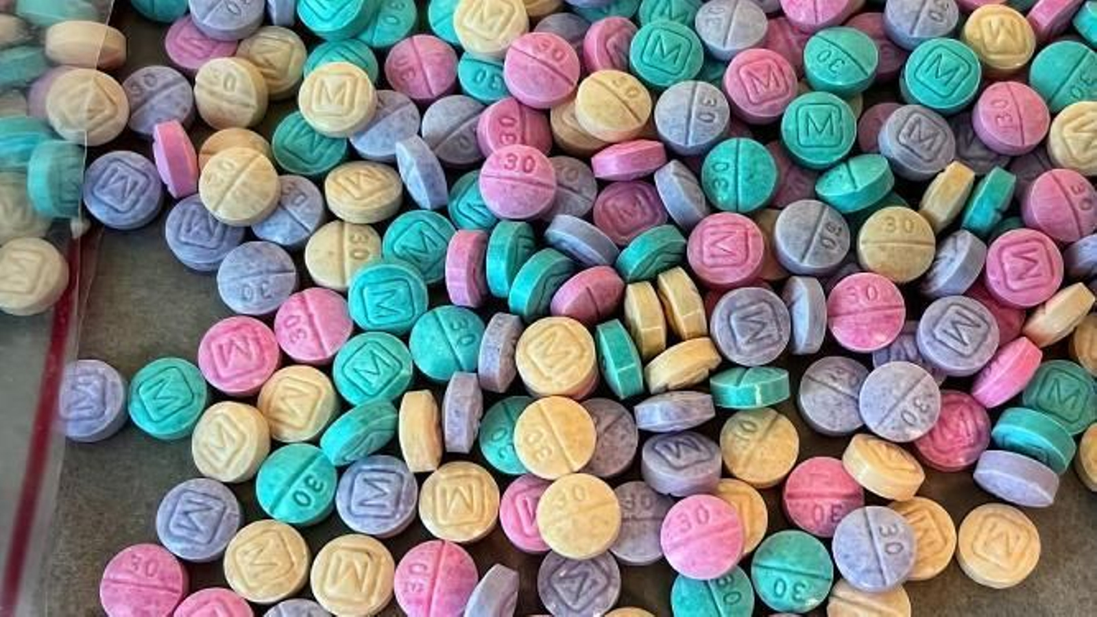 El miedo por el fentanilo arcoíris llega a Halloween