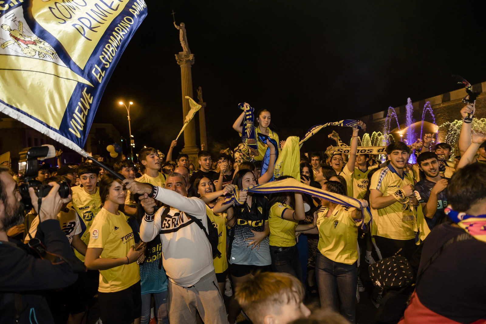 Las imágenes de la afición del Cádiz C.F. celebrando la permanencia en la fuente más cadista
