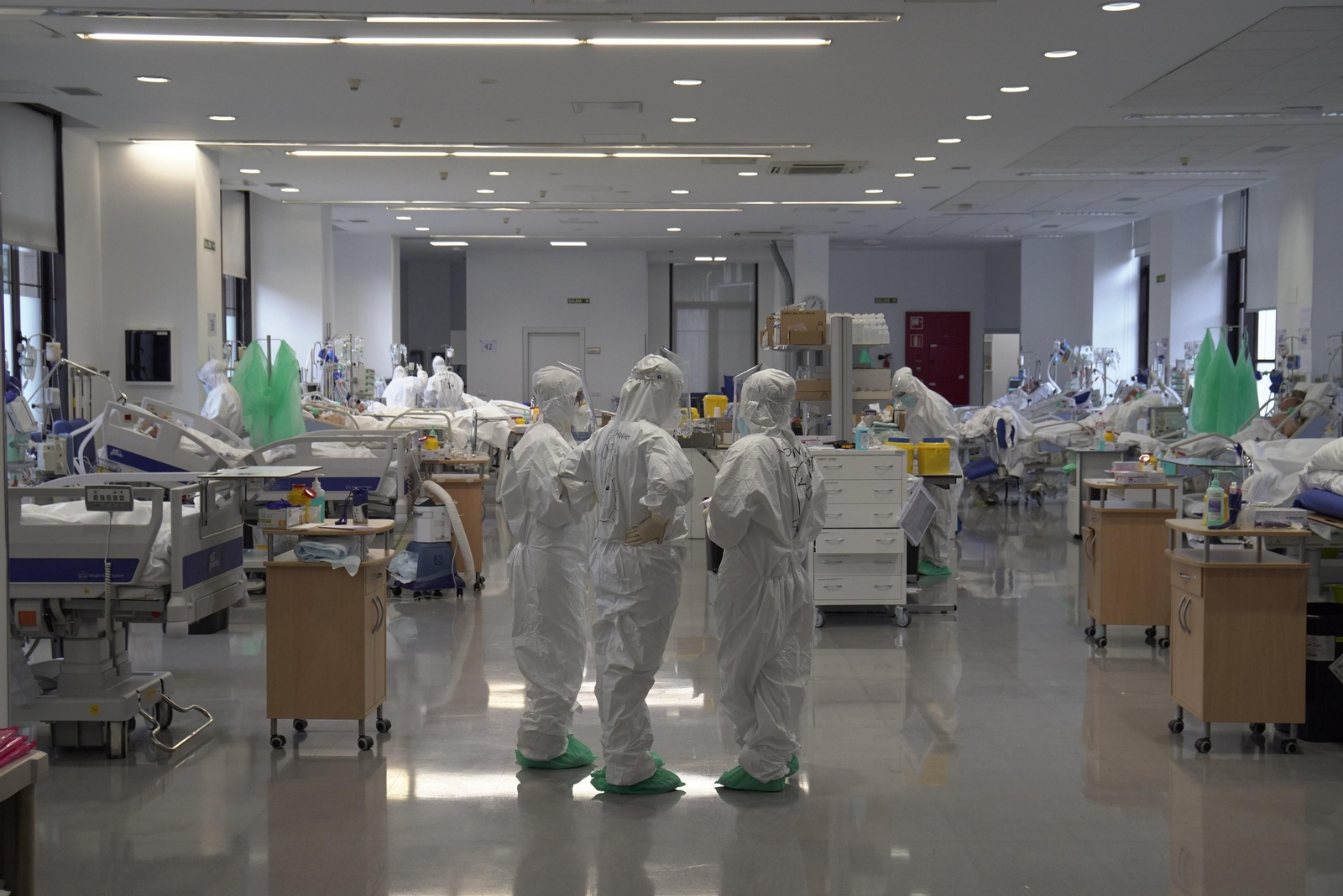 Personal sanitario en la UCI de un hospital.