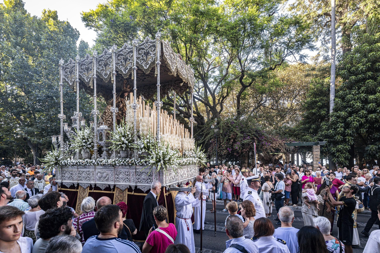 La Virgen del Carmen Coronada de Cádiz, a su paso por la Alameda