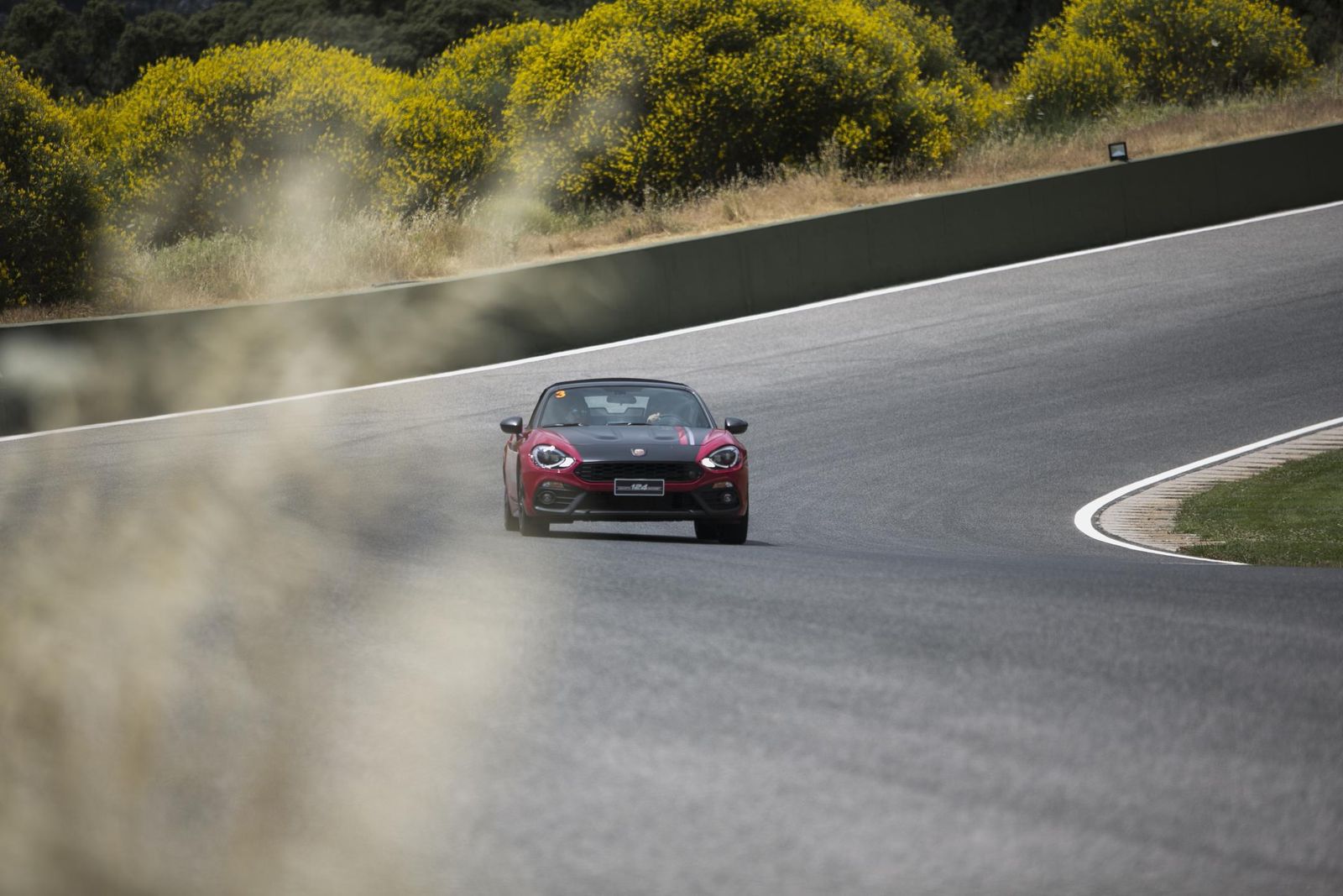 Uno de los coches que participaron en la demostración en el circuito de Ascari.