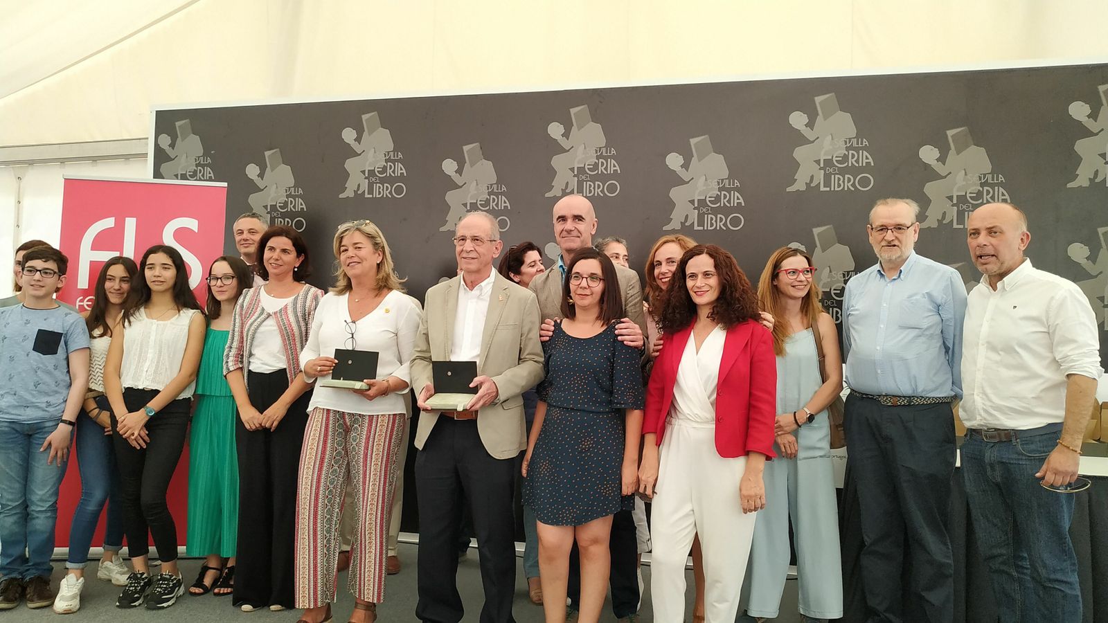 Foto de familia de los premiados por la Feria del Libro junto a sus directoras y al delegado Antonio Muñoz.