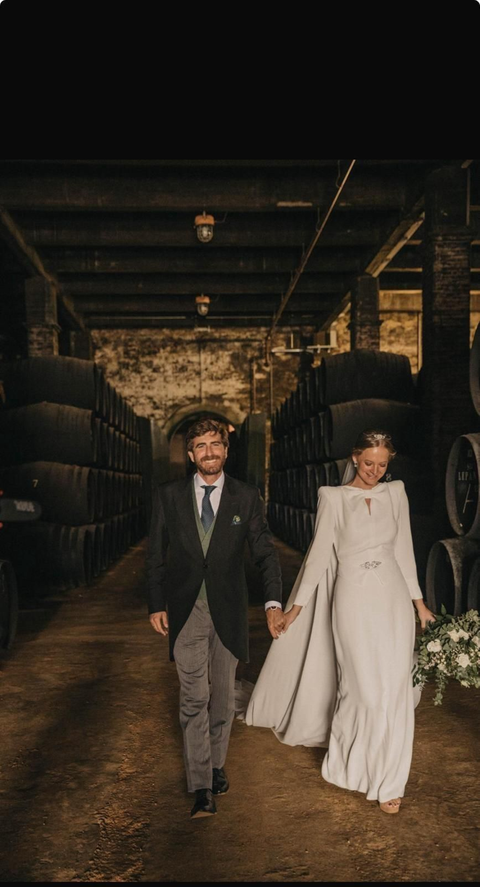 Miguel Velasco Bernal y Beatriz Cornago Goenechea durante la entrada en la bodega González-Byass.