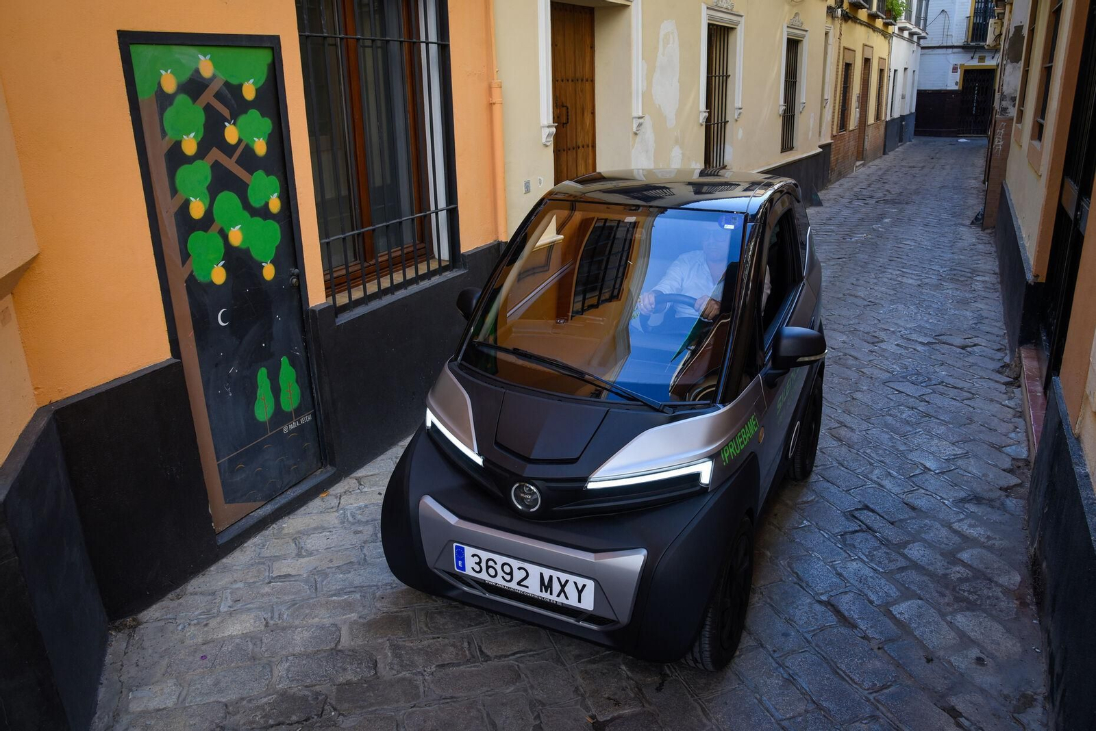 Silence S04 por las calles estrechas de la ciudad
