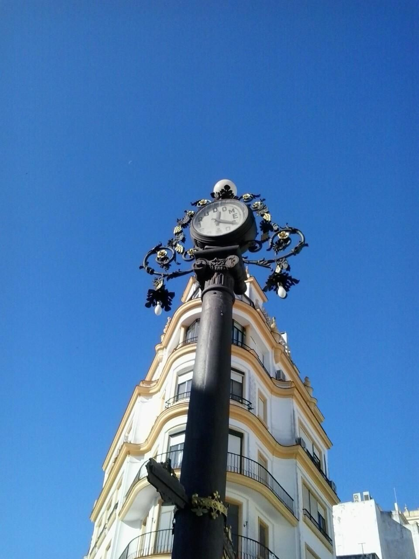 El popular reloj de columna sufragado por las bodegas Domecq en 1934.