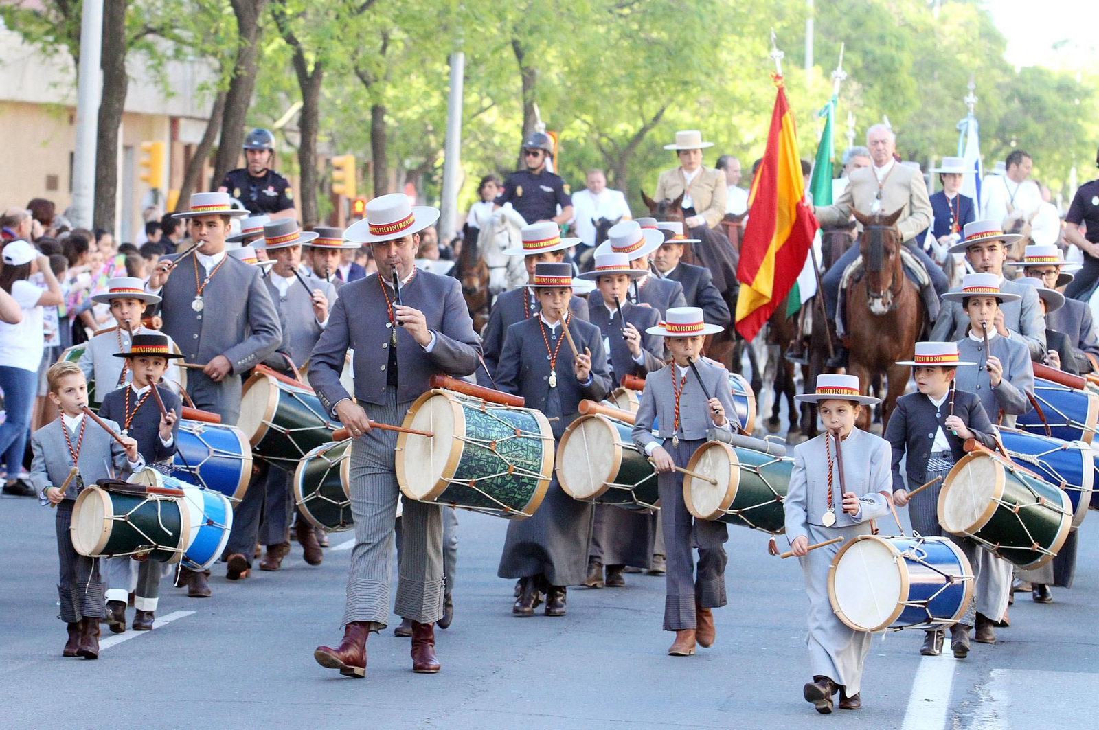 Imágenes de los tamborileros de la Hdad de Emigrantes