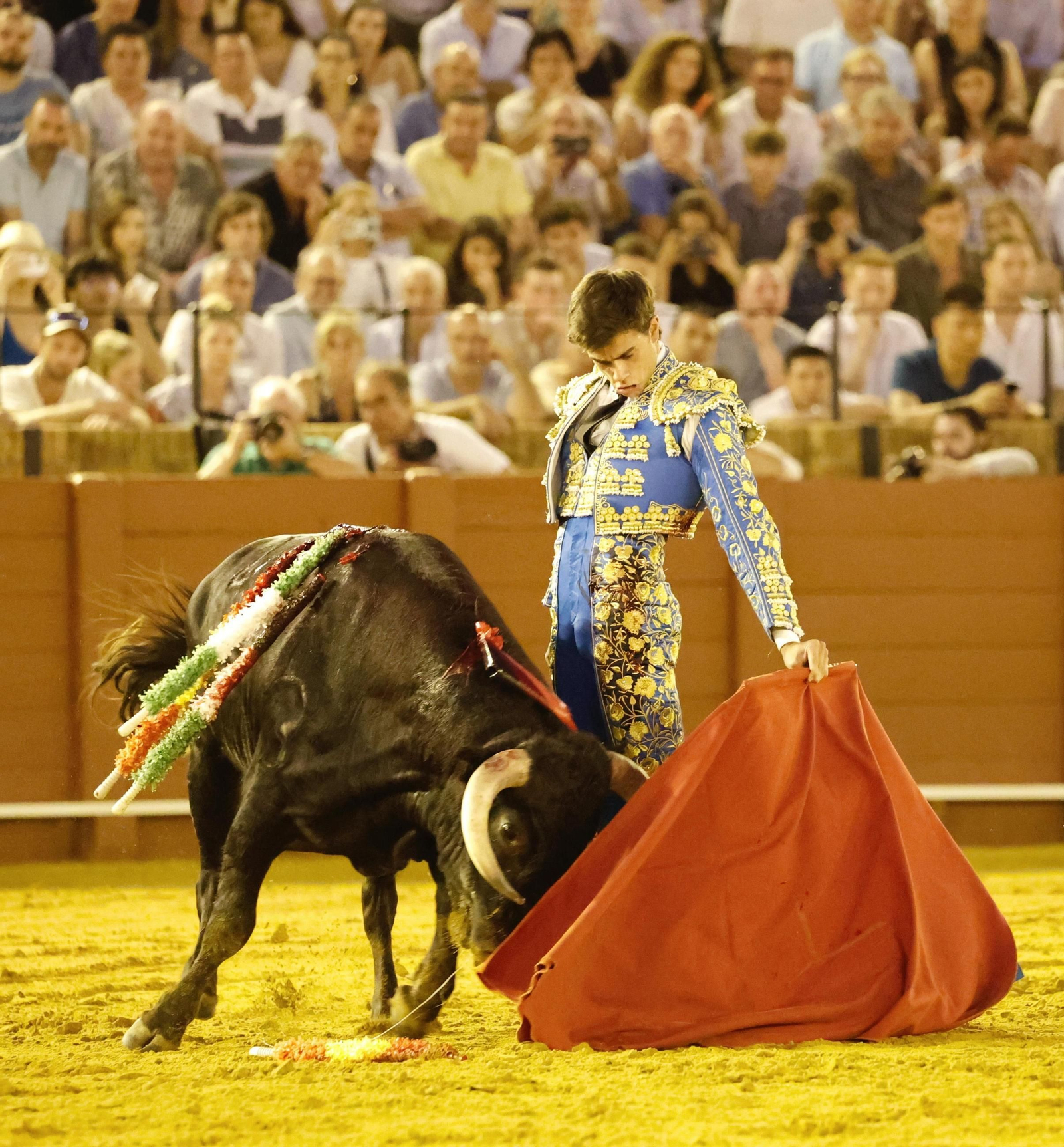 Sensacional muletazo de Julio Aparicio, marca de la casa, en la final del ciclo. Sensacional muletazo de Julio Aparicio, marca de la casa, en la final del ciclo.