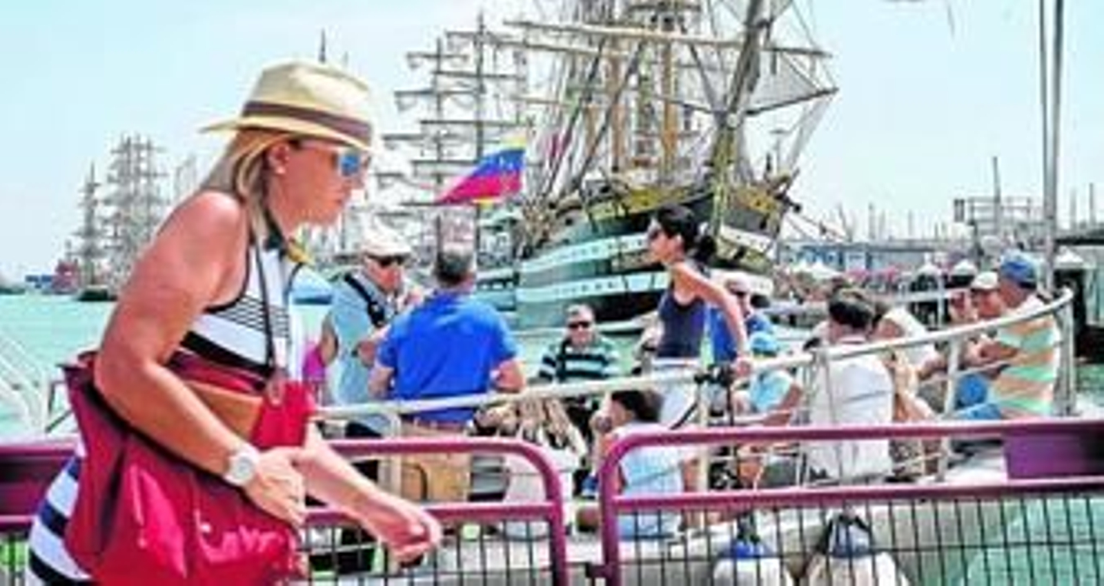 Estampa que ha dejado el muelle estos días con motivo de la regata de grandes veleros que hasta el domingo llenó la ciudad.