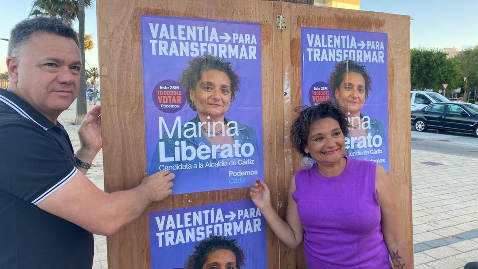 Marina Liberato, acompañada de Juan Antonio Delgado, en la pegada simbólica de carteles.