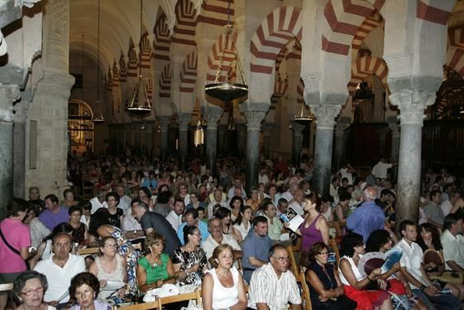 La orquesta West-Eastern Divan dirigida por el argentino Daniel Barenboim ofrece su concierto del verano en la Mezquita-Catedral. / Barrionuevo