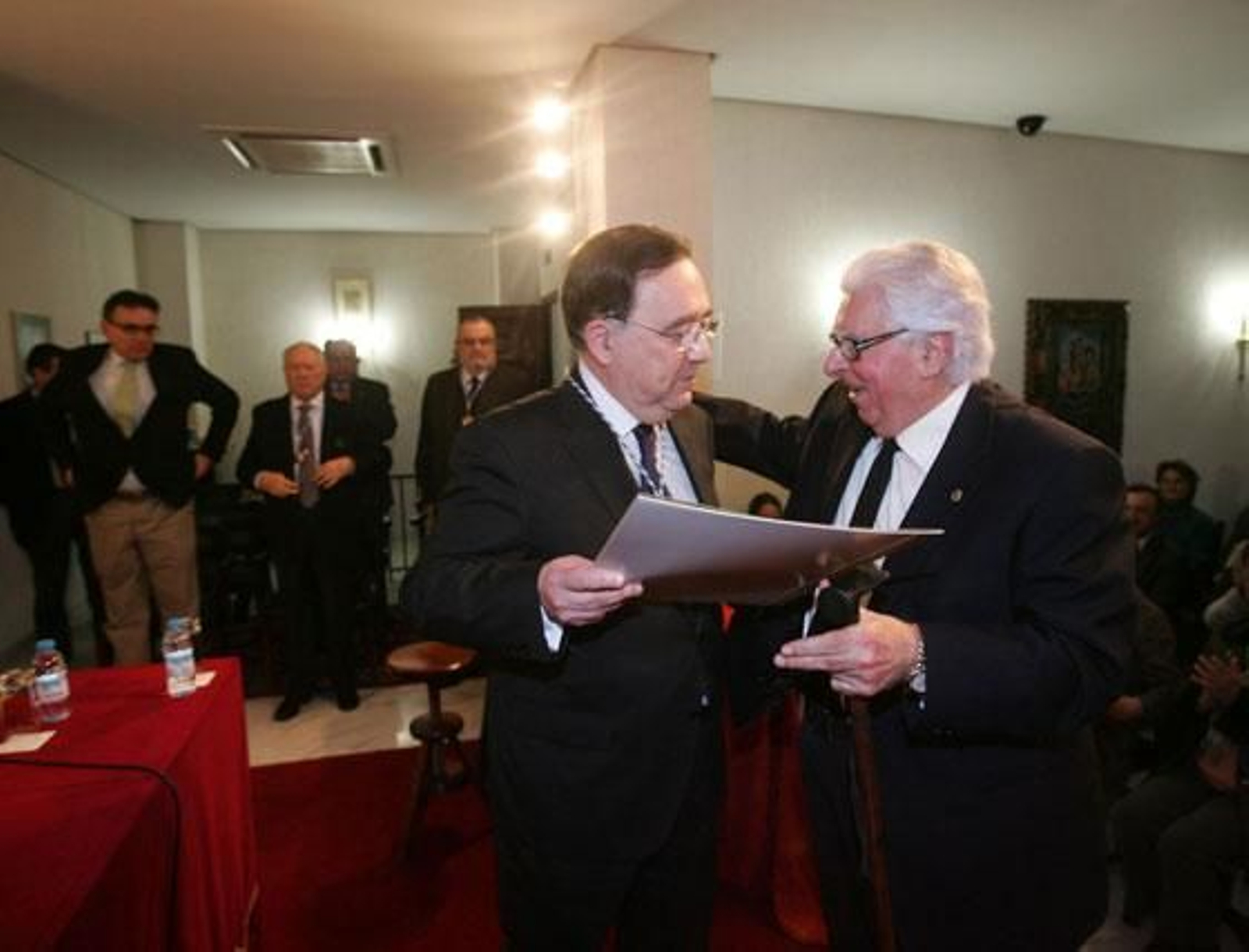 La Academia San Dionisio entrega sus distinciones 'Amigos de la Academia' a l teniente hermano mayor de La Defensión, Francisco Cómez Mori;  el profesor jubilado Antonio Sanz Zamorano, a los que se unen, “por su especial colaboración con la Corporación”, las periodistas de Diario de Jerez Pilar Nieto Reguera y Arantxa Cala Hurtado, el jefe de Protocolo de Cajasol, José Soto Ríos, y el coro de capilla ‘San Pedro Nolasco’. Los reconocimientos fueron entregados por el presidente de la Academia, Joaquín Ortiz Tardío por su apoyo a la Real Corporación

Foto: Pascual