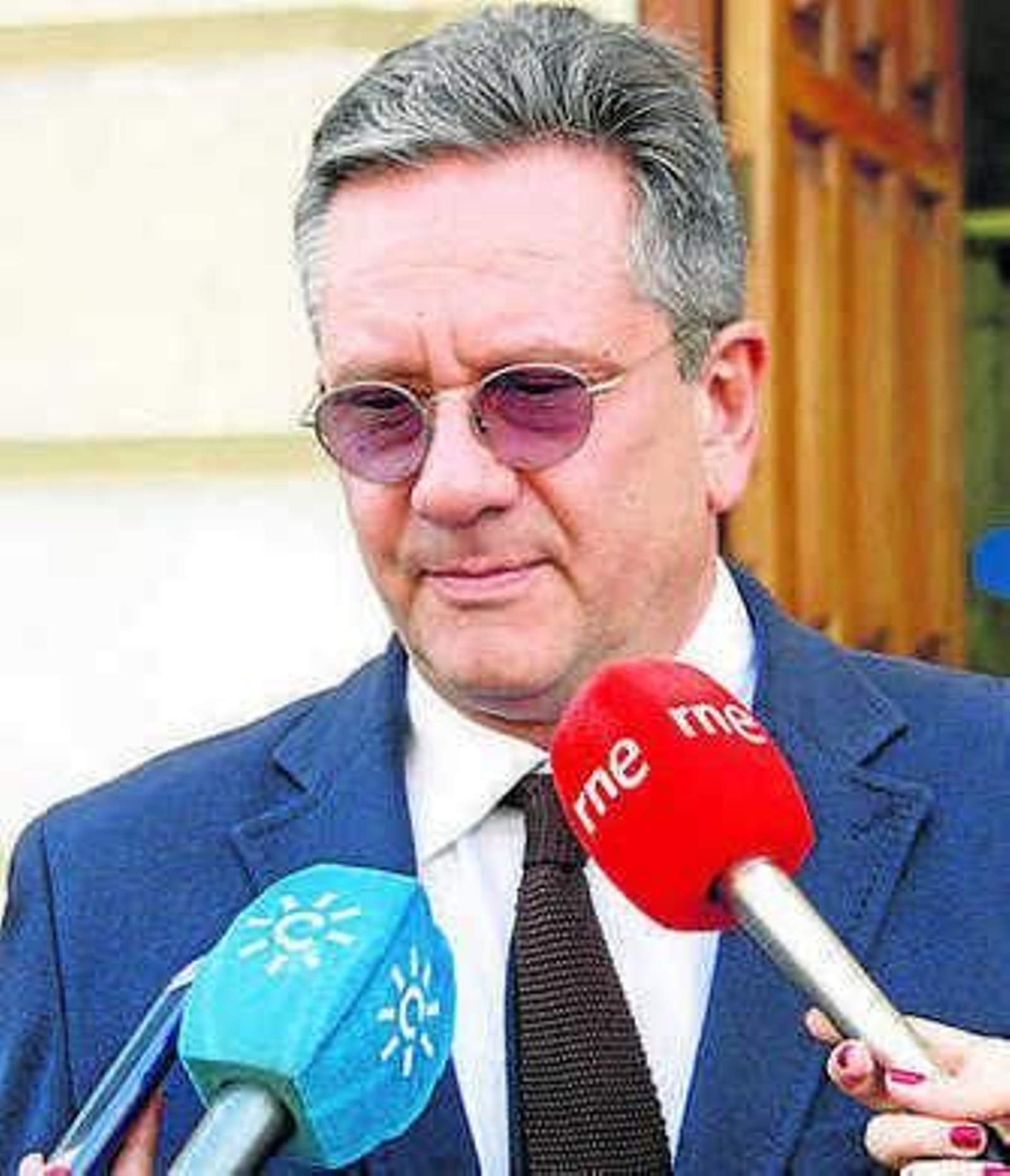 El abogado Pablo Luna y Sean Hepburn, ayer antes del acto de conciliación.