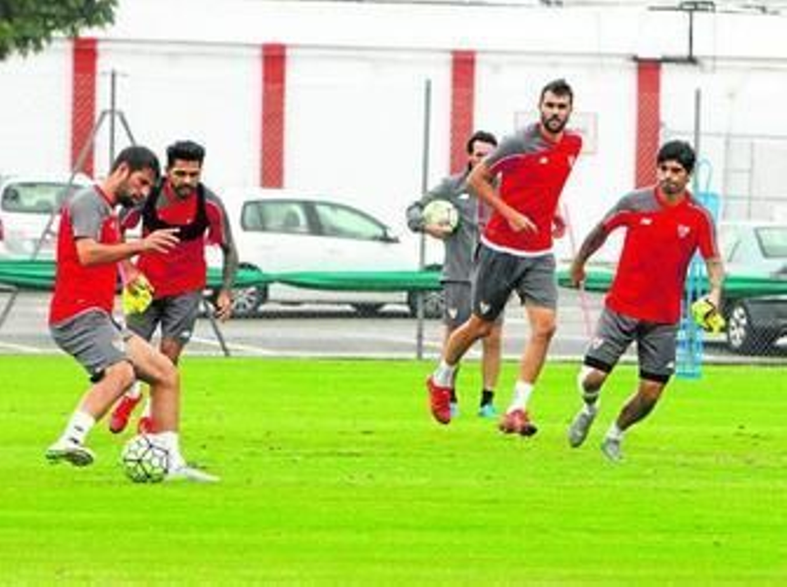 Coke, Tremoulinas, Iborra y Banega, ante Emery en la sesión matinal de ayer.