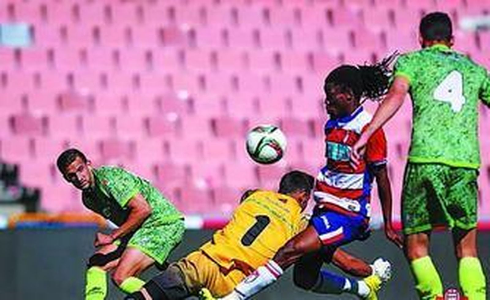 Boateng hace uno de los goles del Granada B, ayer.