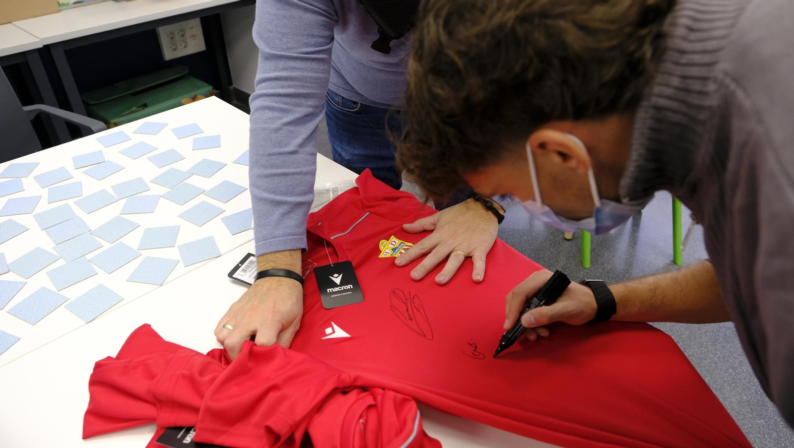 Las imágenes de la visita de los jugadores del Almería a los niños de Torrecárdenas