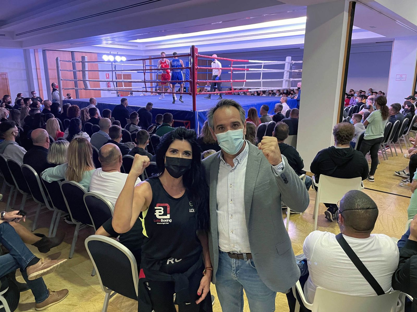 Juanjo Segura con la directora de Lola Boxing