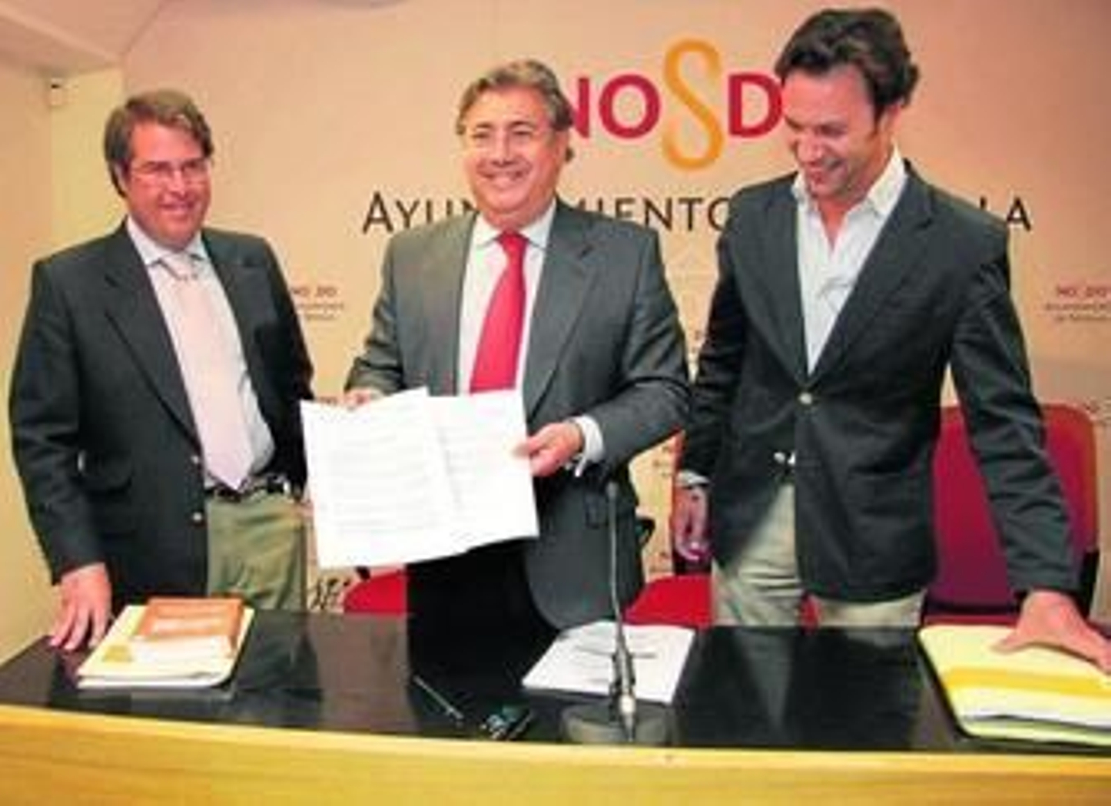 Zoido muestra los pliegos de alegaciones junto a Gregorio Serrano y Juan Miguel Luque.