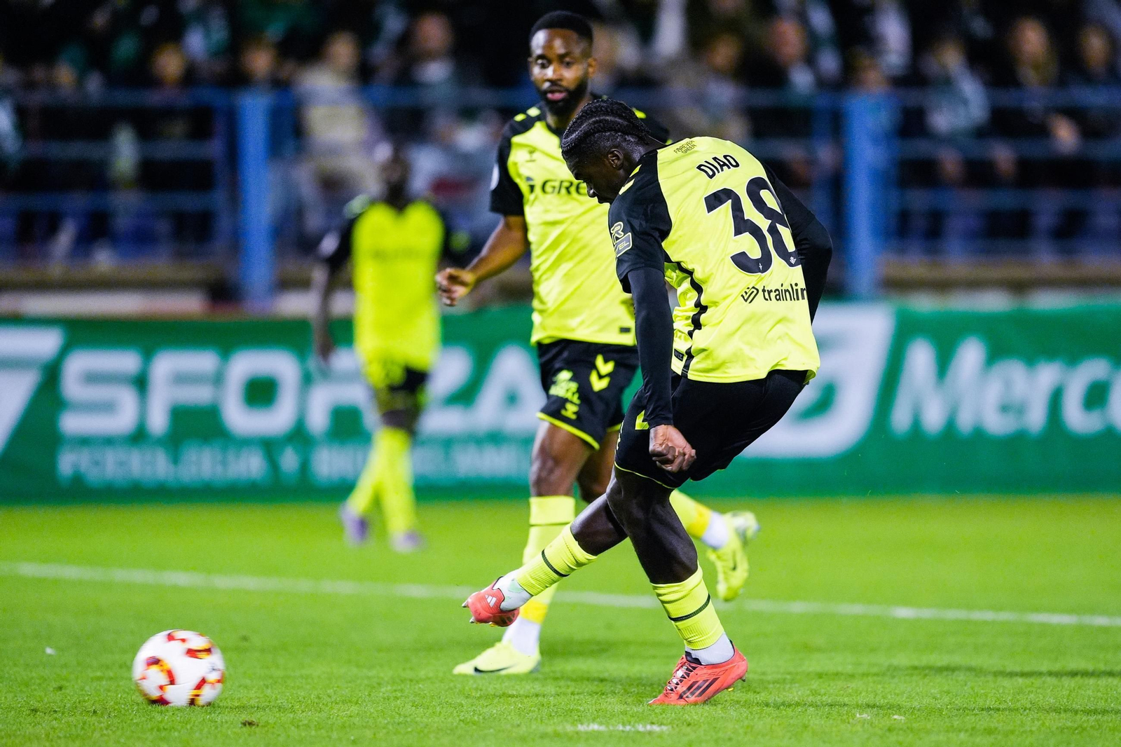 Assane Diao dispara para el 0-2 ante la mirada de Bakambu.