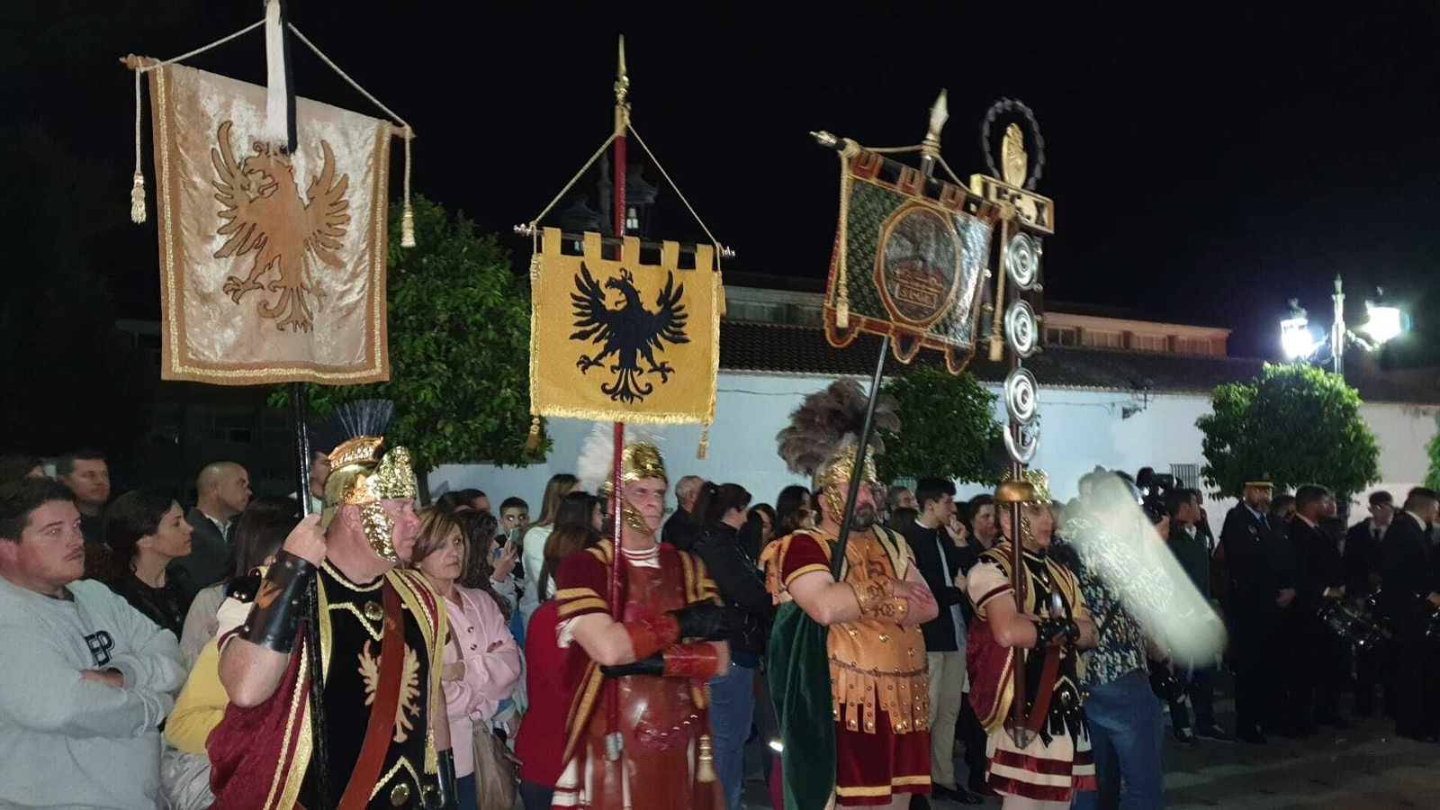 Lunes Santo en Castro del Río: La ofrenda floral de las escoltas romanas, en fotografías