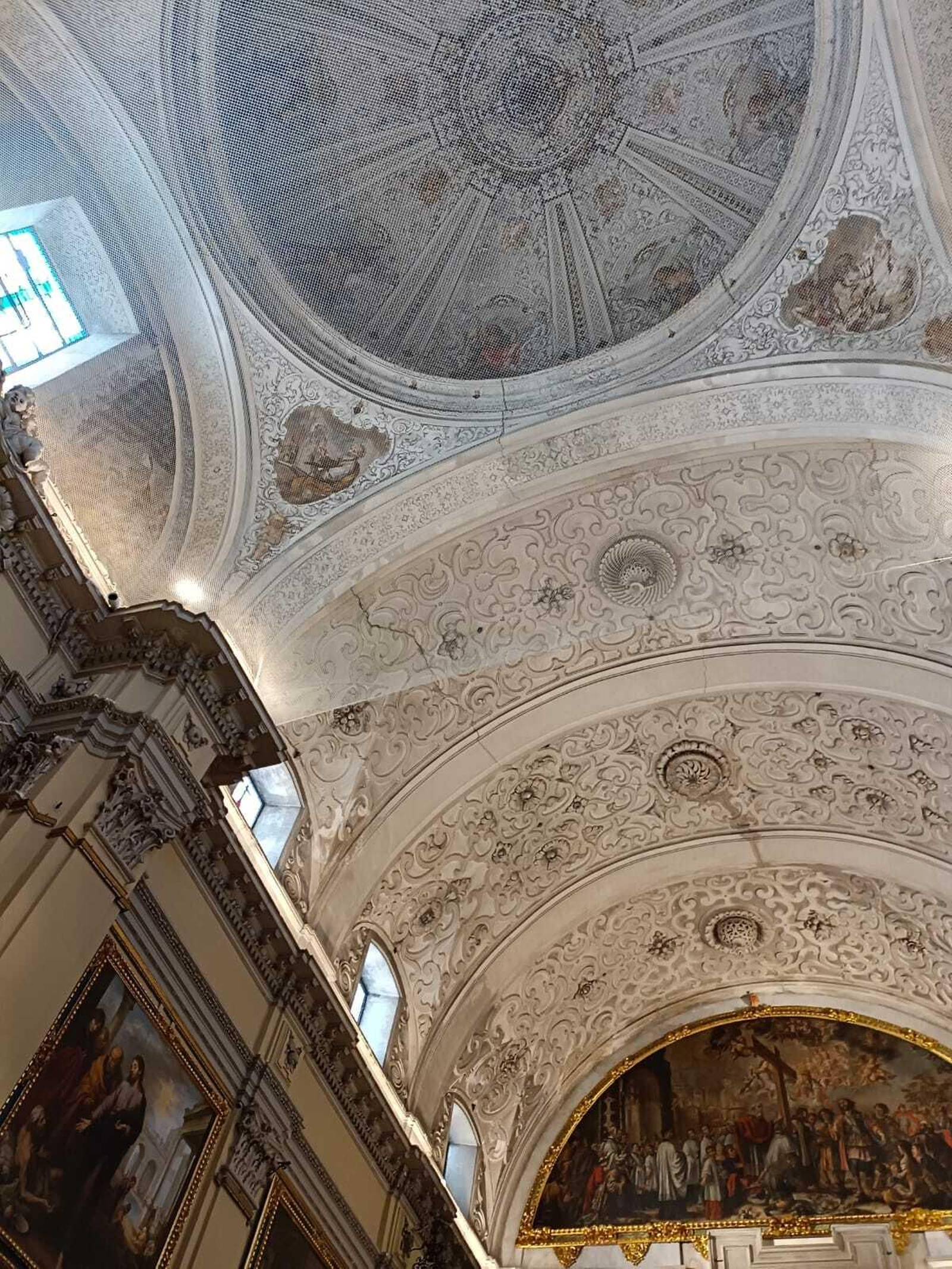 Grietas en la iglesia de San Jorge del Hospital de la Caridad.