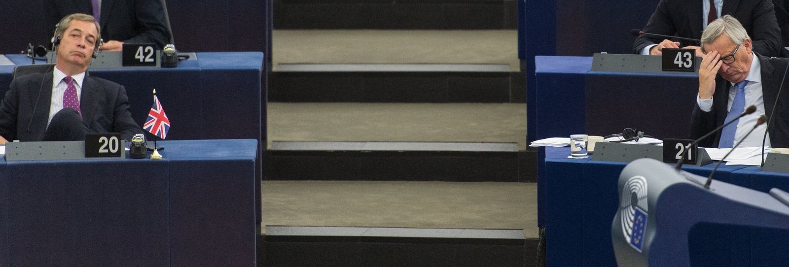 El ex líder del UKIP, Nigel Farage (izqda.) y  el presidente de la Comisión Europea, Jean-Claude Juncker, en el pleno del Parlamento Europeo que se celebró ayer en Estrasburgo.