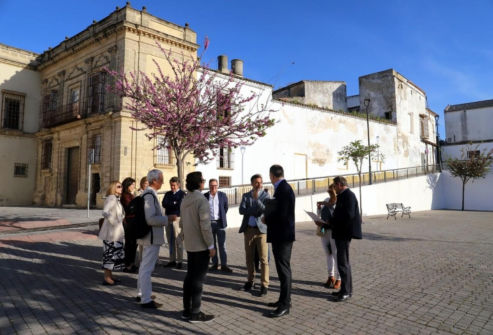 El delegado José Antonio Díaz y los promotores del proyecto visitan la zona donde estará ubicado el hotel. El delegado José Antonio Díaz y los promotores del proyecto visitan la zona donde estará ubicado el hotel.