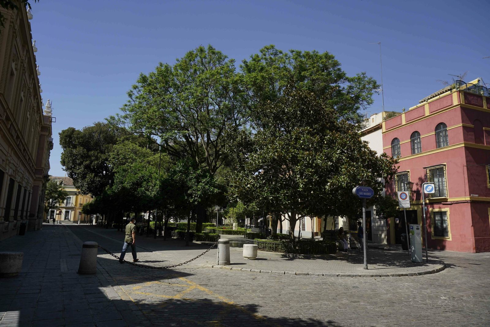Un hombre cruza la céntrica Plaza del Museo.